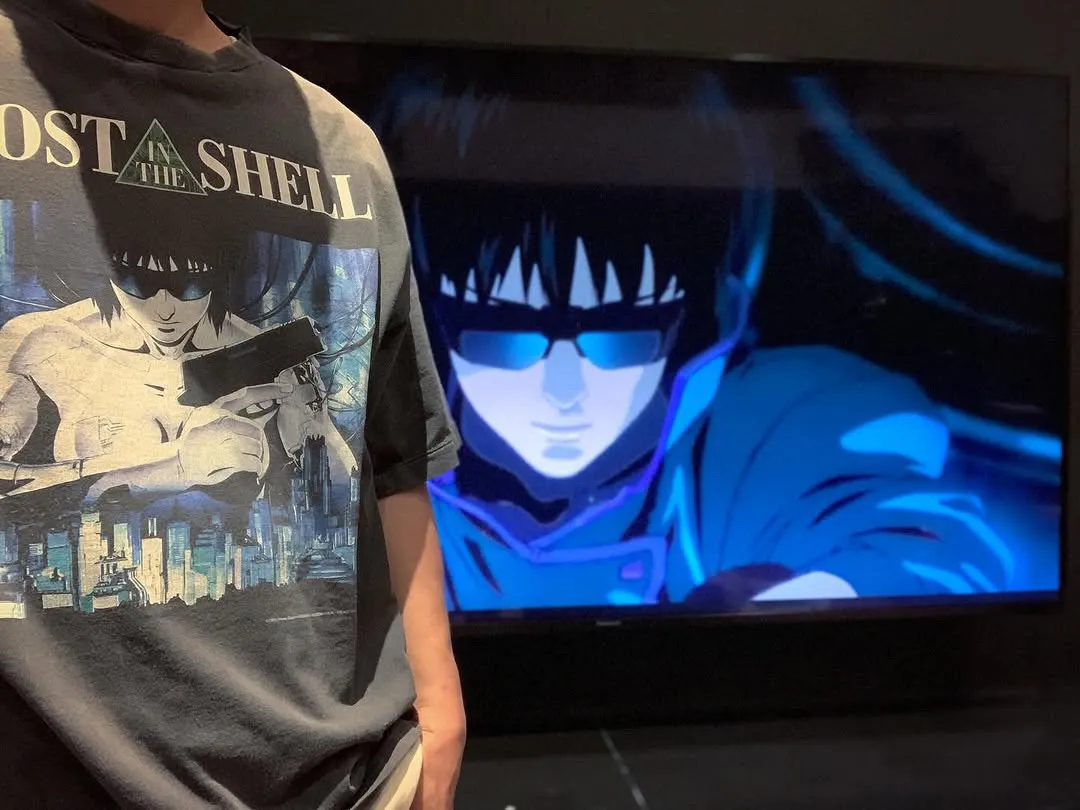 GHOST IN THE SHELL x SAINT Mxxxxxx SS TEE/BLK Classic big IP Ghost in the Shell co-branded model Sunglasses Motoko/Motoko character TEE Washed black S-XL Look for the cylindrical fabric without side seams. The opening is almost meaningless. Asut ready-made garments dyed. The whole piece is sprayed with Ma Liu. Re-spray heavy areas to fade. The collar and cuffs are frayed. Many places are broken. Oversized printing bits. Authentic level restored. Customized joint main mark/wash mark/with little angel anti-counterfeiting mark